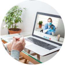 Rencontre virtuelle avec médecin sur ordinateur portatif pour discuter des prescriptions médicales.