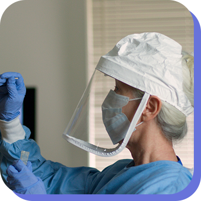 Personnel d'hôpital avec visière et masque étant testé pour le COVID-19 afin de gérer et coordonné son parcours