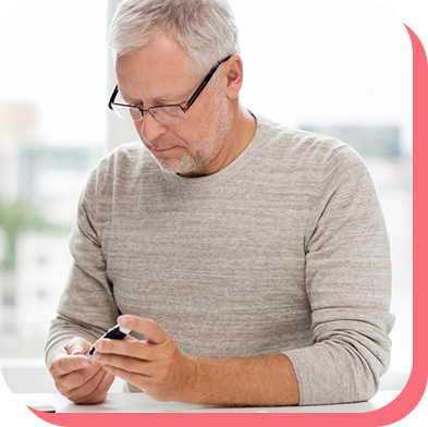 Homme testant son niveau de glucose pour entrer ses résultats dans aTouchAway afin de recevoir des conseils de soins, tel que de réduire son niveau d'insuline.
